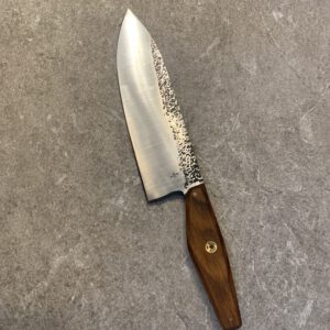 Europäisches Küchenmesser mit Eichenholzgriff